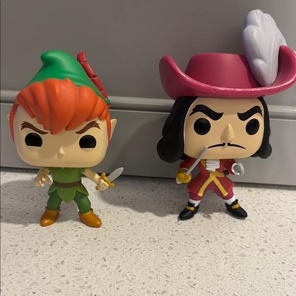 Peter Pan and Captain Hook Figures - Picture 1 of 5